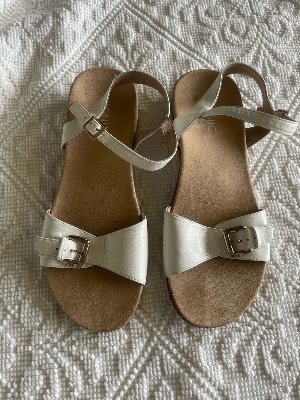 Vionic White Leather Buckle Ankle Strap Sandals
